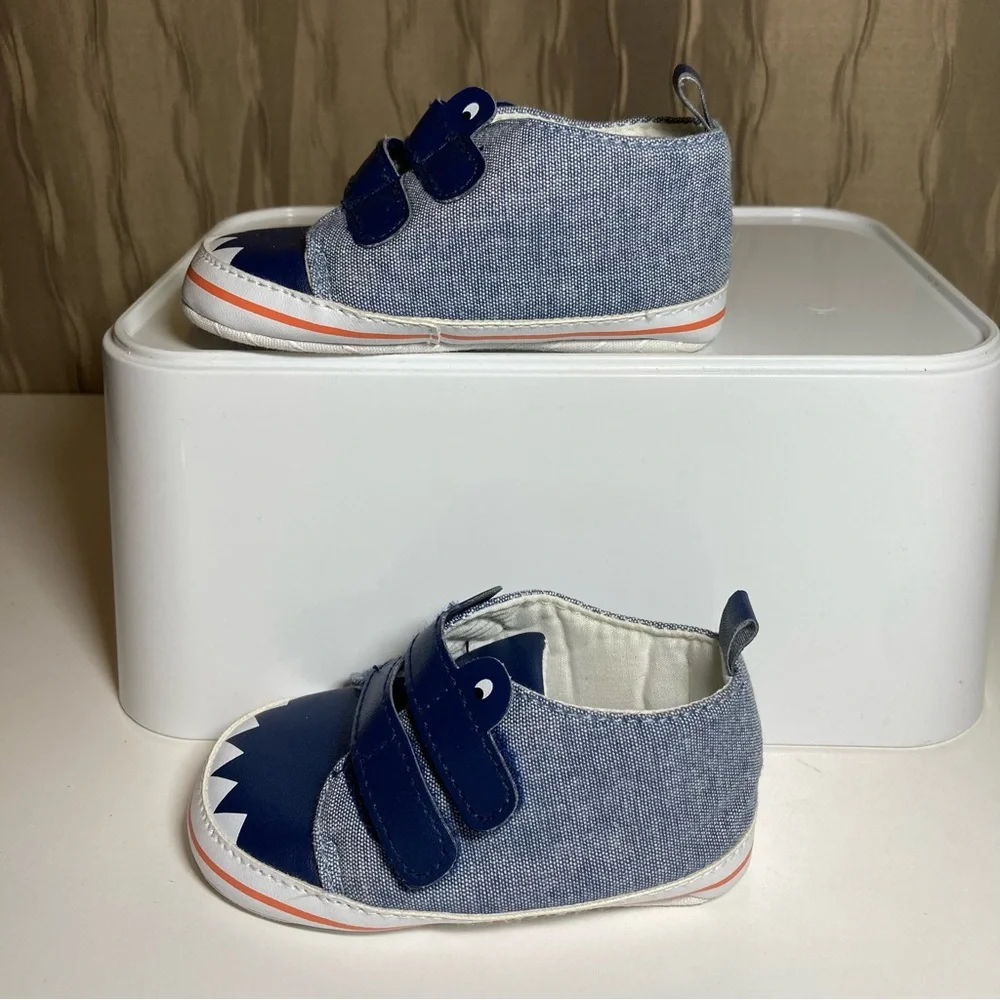 🌺 Carter's Baby Infant Boy's Size 6-9 M Blue Shark Eyes Teeth